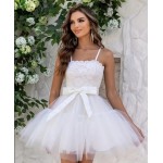 Бяла разкроена рокля с тюл