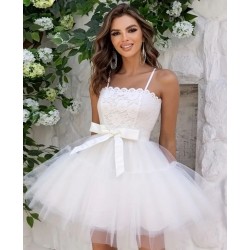 Бяла разкроена рокля с тюл