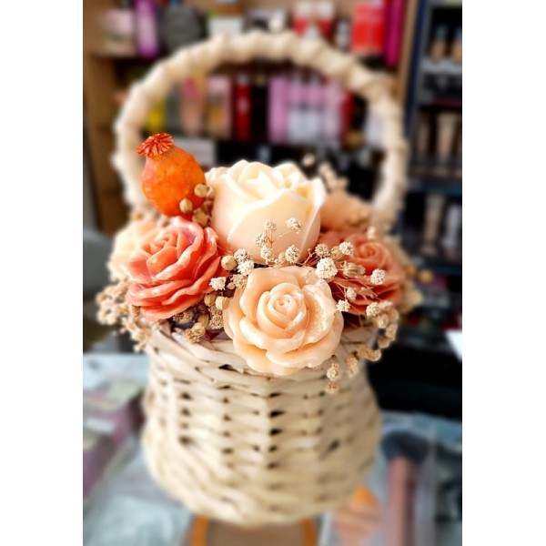 Букет от восъчни цветя в кошница