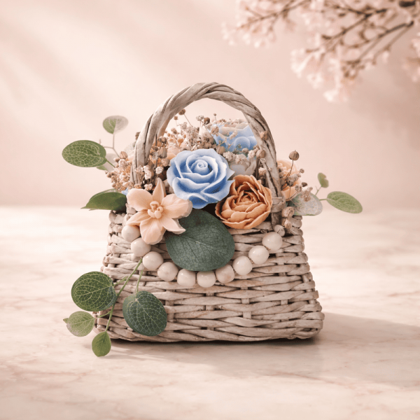 Букет от восъчни цветя в плетена чанта Букет от восъчни цветя в плетена чанта