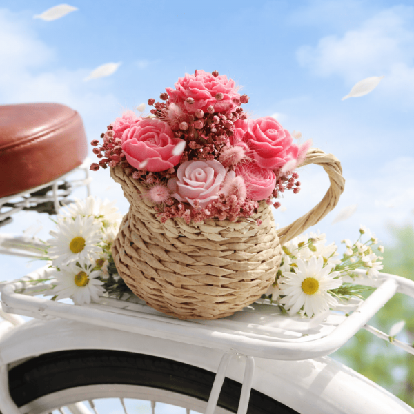 Букет от восъчни цветя в плетена кана