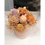 Букет соеви цветя в кръгла кутия