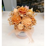 Букет соеви цветя в кръгла кутия