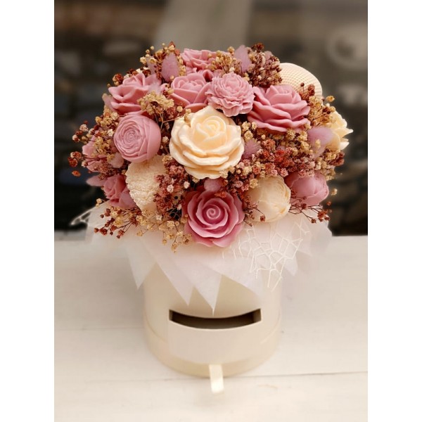 Букет восъчни цветя в кутия с чекмедже