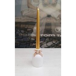 Свещник със златна свещ