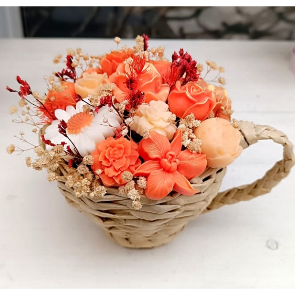 Восъчен букет в плетена кашпа