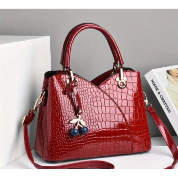 Лачена червена чанта