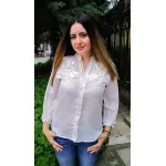 Бяла ризка с апликация цветя