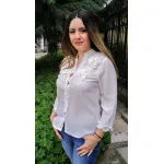 Бяла ризка с апликация цветя