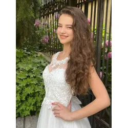 Бяла рокля с тюл